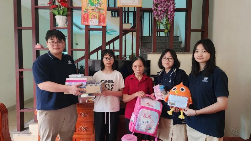 Youth Union members taking part in a school-supplies handover